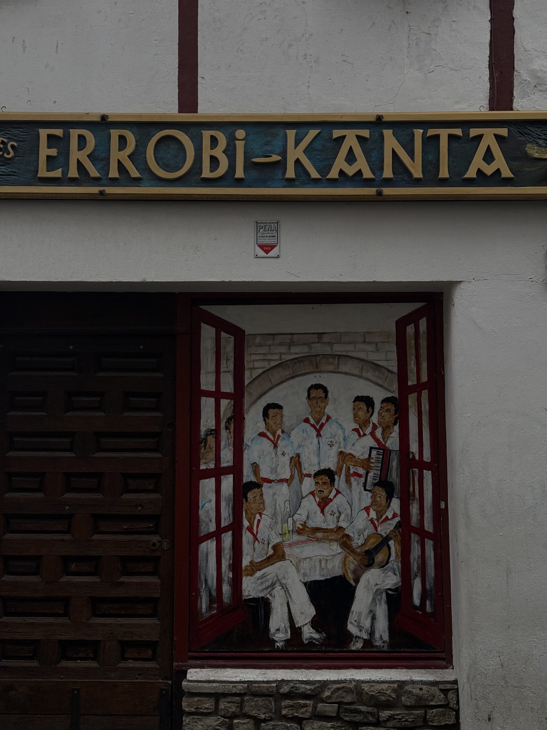 Errobi-Kanta baskiravintola Biarritzissa, perinteinen julkisivu punaisin tuolein