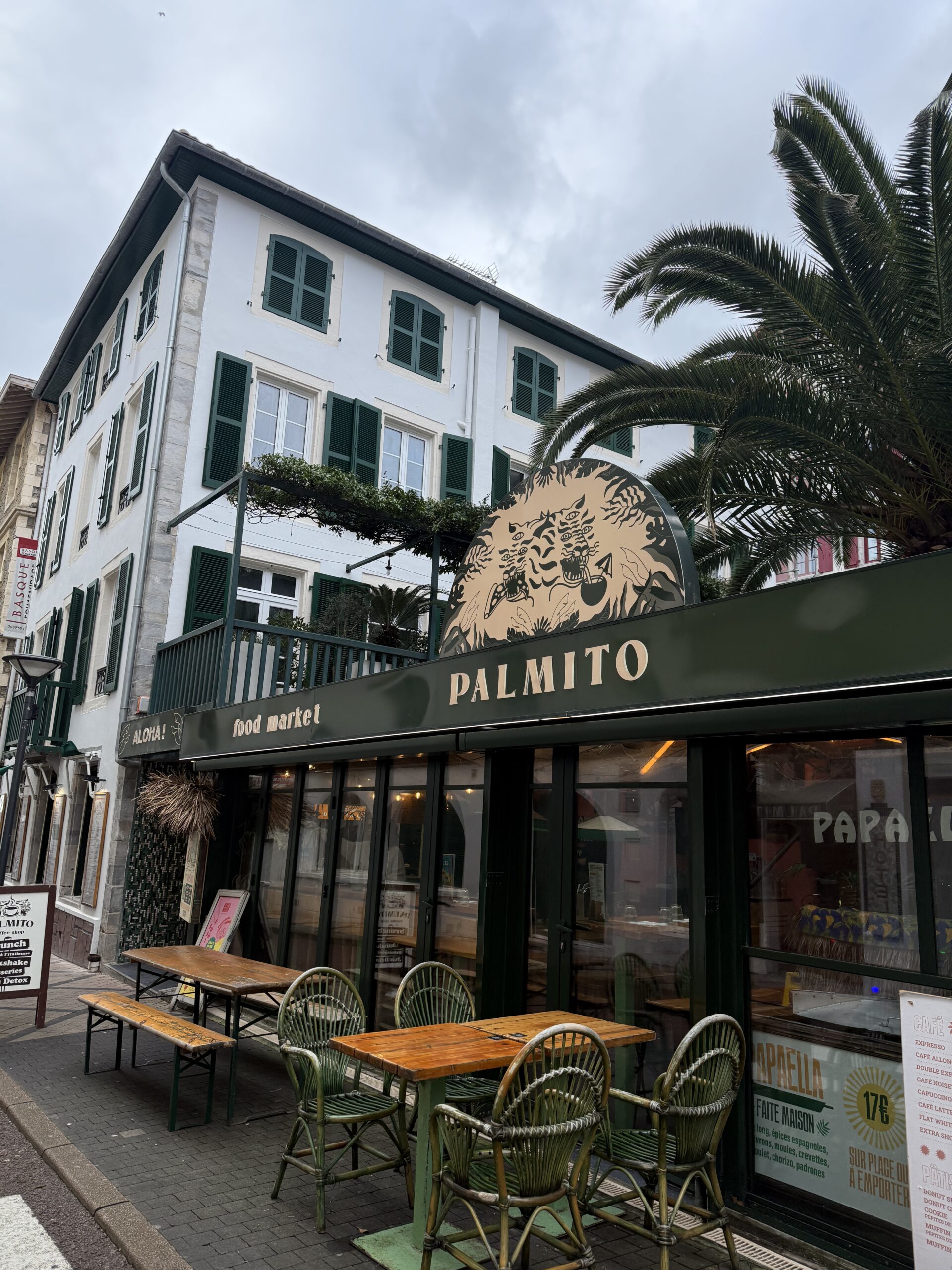 Palmito Food Market Biarritzissa, moderni ruokatori palmujen alla