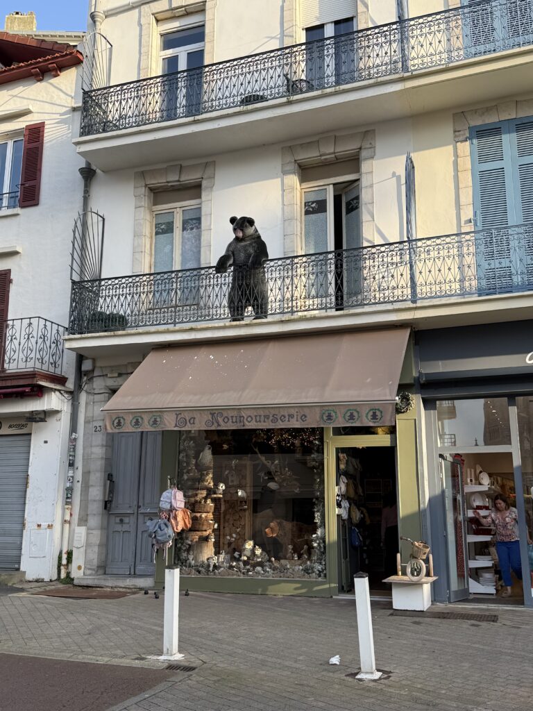 Biarritzi vanalinna tänavapilt – ajaloolised hooned rõdude ja väikepoodidega