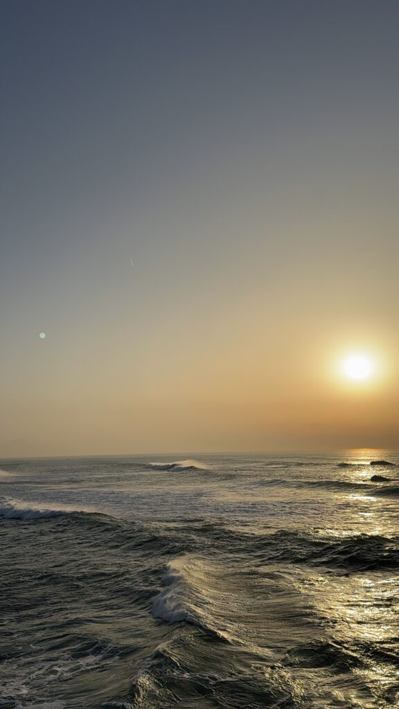 Päikeseloojang Atlandi ookeani kohal Biarritzi rannas – kuldne valgus lainete peal