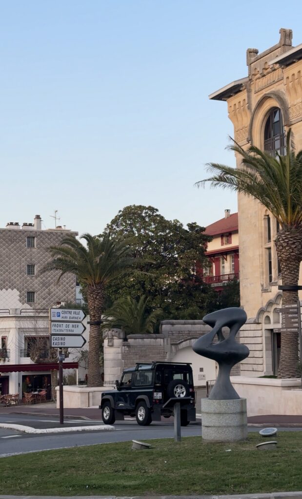 Biarritzi keskväljak skulptuuri, palmide ja ajalooliste hoonetega