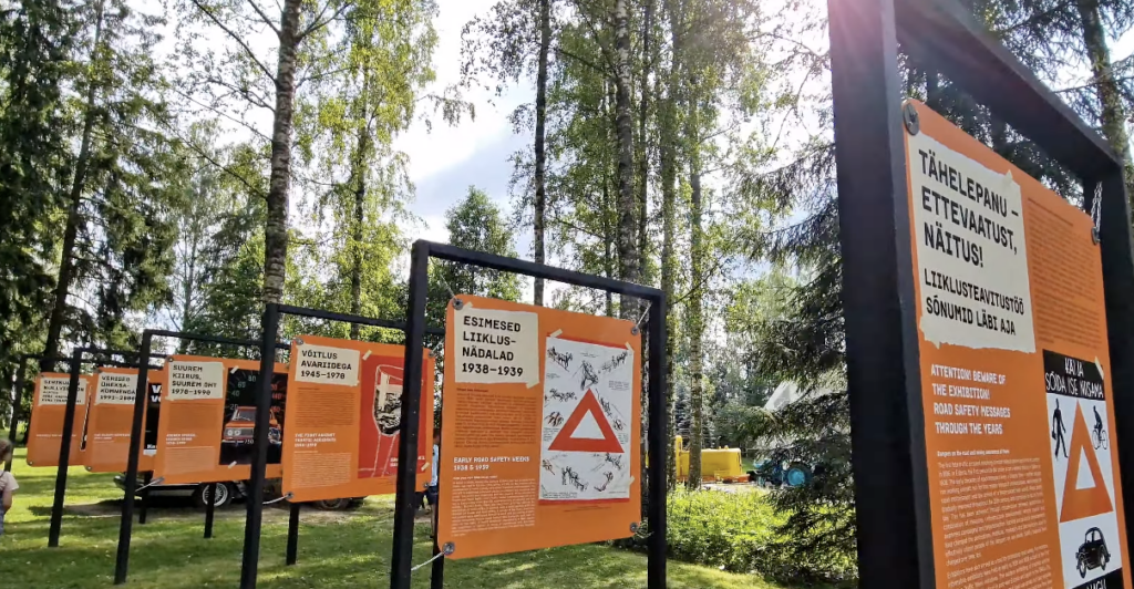 Eesti Maanteemuuseum Varbusel väliala oranžid infosildid