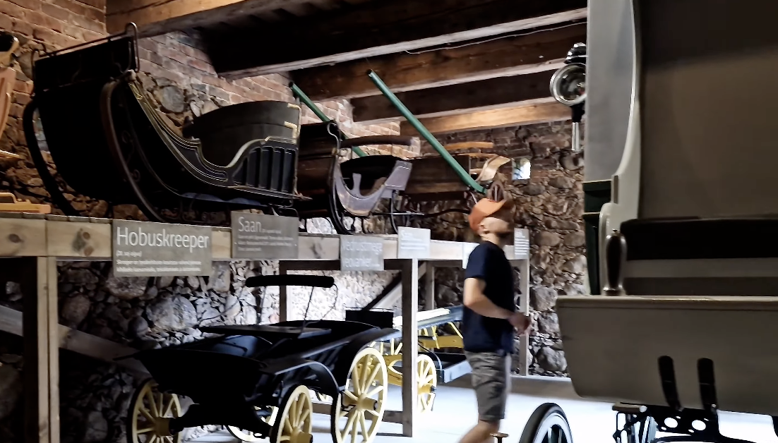 Lapsed hobusekujul Eesti Maanteemuuseumis