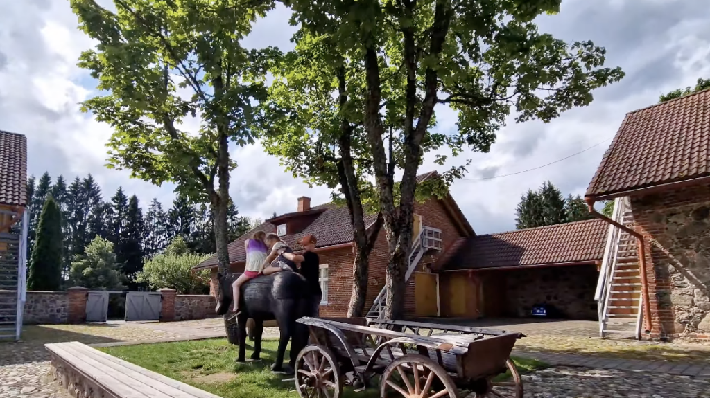 Hobune ja vanker Eesti Maanteemuuseumis Varbusel