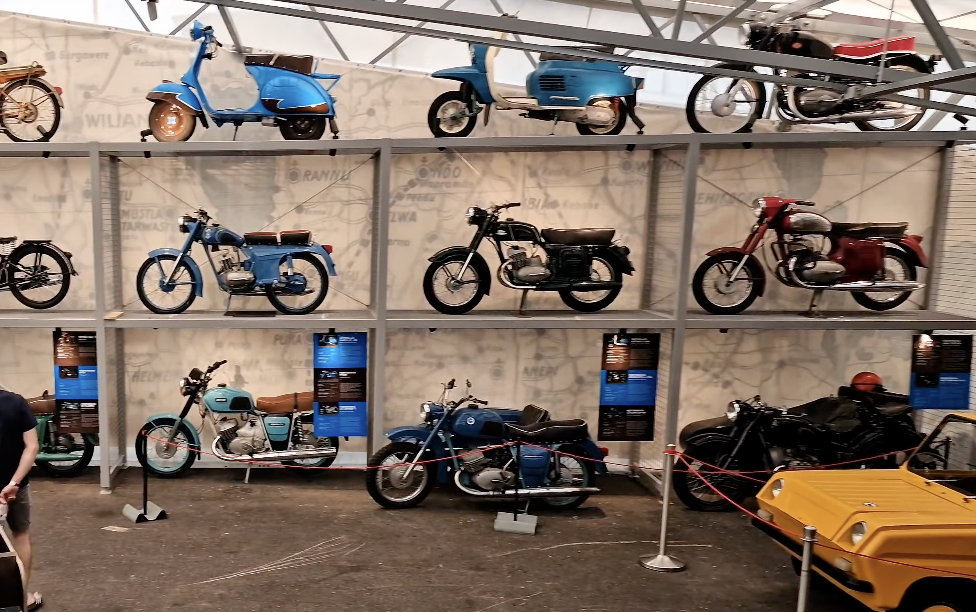 Mootorrattad ja mopeedid Eesti Maanteemuuseumi masinahallis