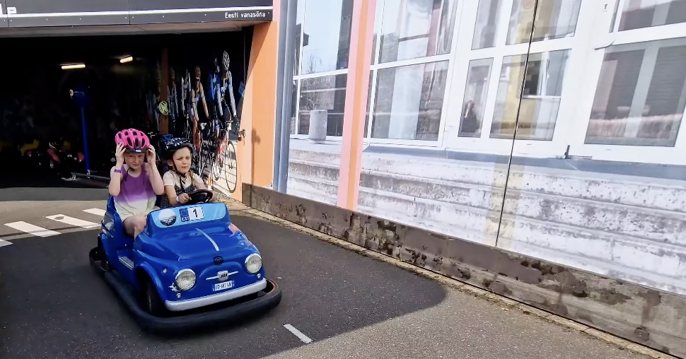 Lapsed elektriautoga Eesti Maanteemuuseumi liikluslinnakus