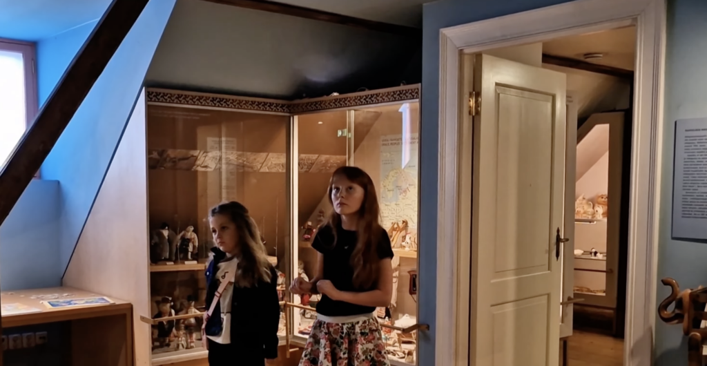 Tüdrukud kostüüme proovimas Tartu Mänguasjamuuseumi ekspositsiooniruumis