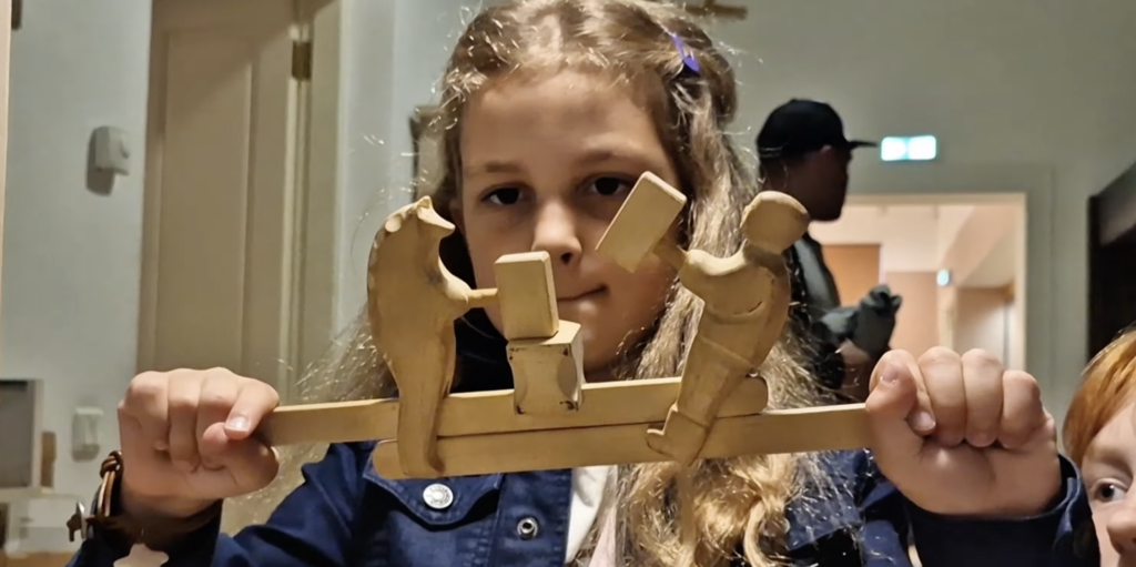 Tüdruk puust konstruktoriga Tartu Mänguasjamuuseumi käed-külge näitusel