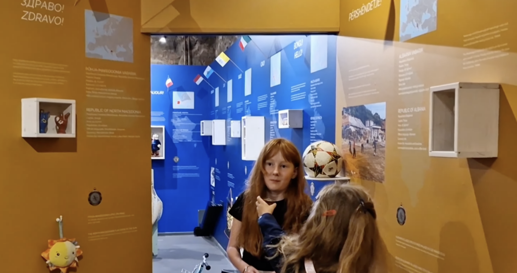 Tüdrukud uurivad rahvaste suveniirnukkude ekspositsiooni Tartu Mänguasjamuuseumis