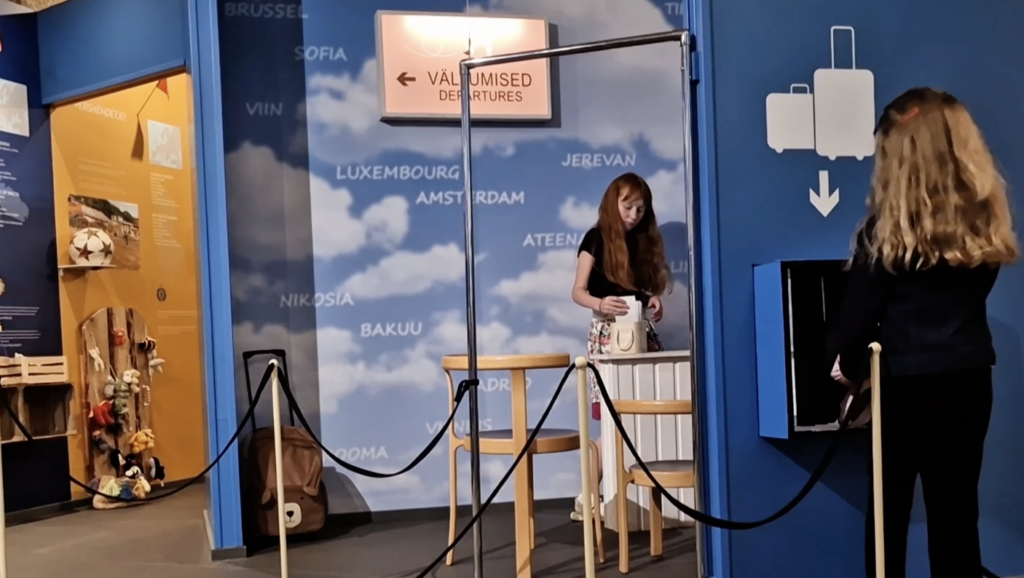 Tüdruk uurib reisiteemalist ekspositsiooni Tartu Mänguasjamuuseumis