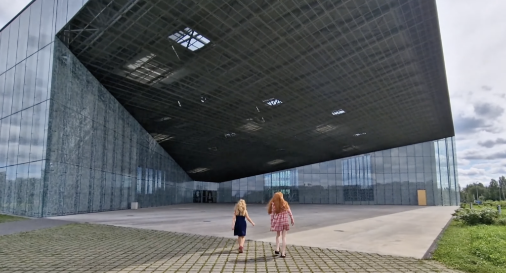 Eesti Rahva Muuseum – hoone väljast, lapsed kõnnivad muuseumi poole