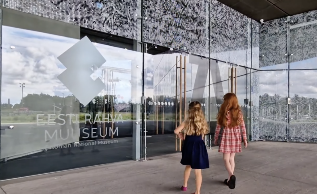 Eesti Rahva Muuseum – sissepääs klaasseintega ja ERM logo