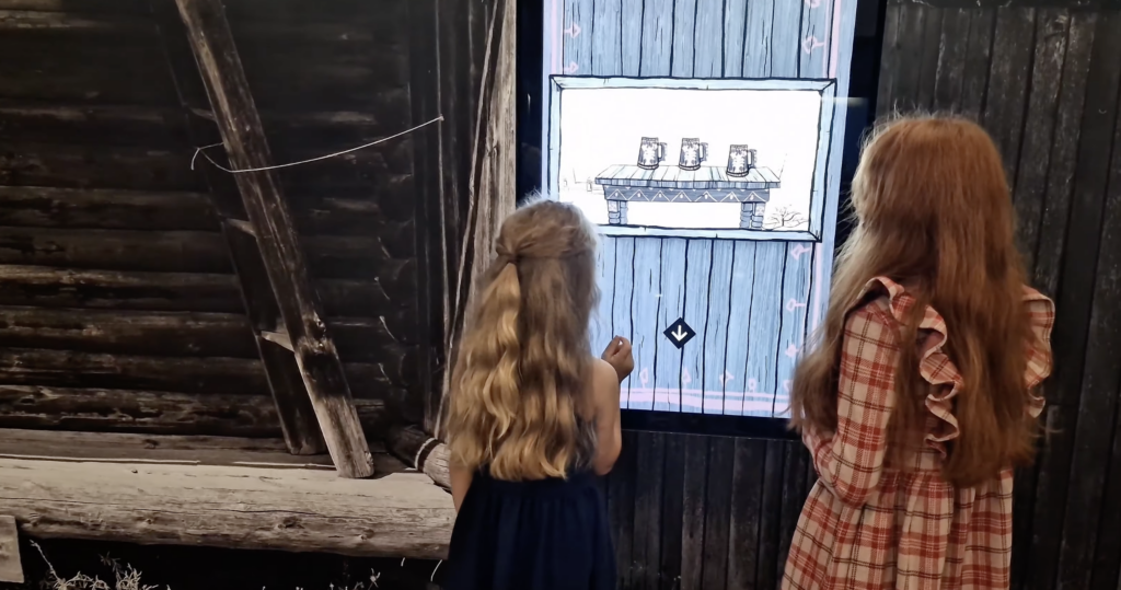 Eesti Rahva Muuseum lastega – lapsed interaktiivse ekraani juures Kohtumised näitusel