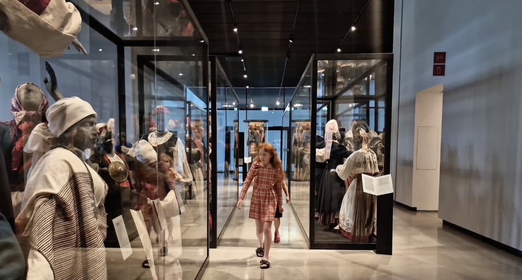 Eesti Rahva Muuseum – laps soome-ugri rahvarõivaste vitriinide vahel Uurali kaja näitusel