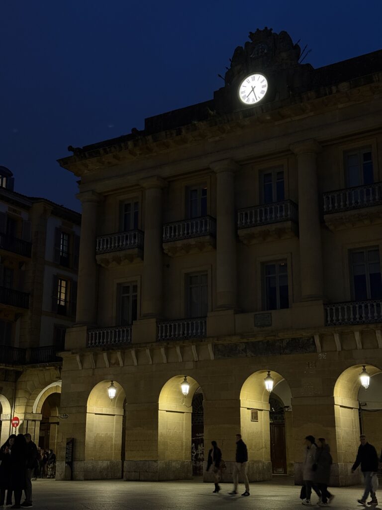 San Sebastiani vanalinna raekoja hoone öösel Baskimaal