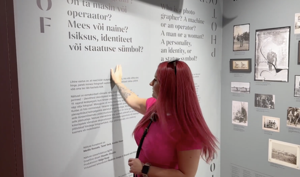 Museumist loeb näituse infoteksti Tallinna Fotomuuseumis – ajaloolised portreed seinal