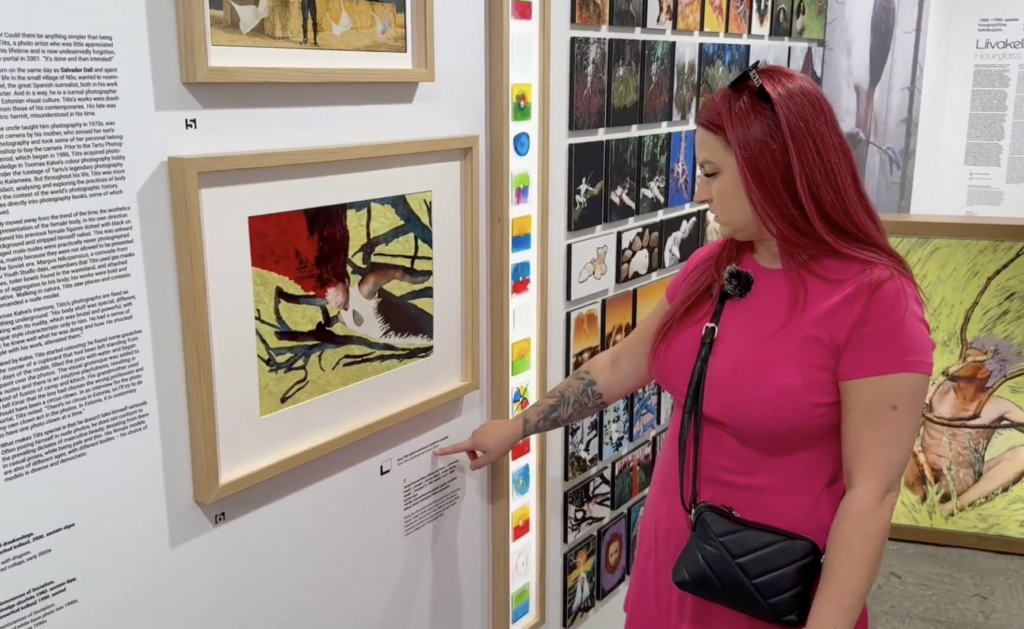 Museumist vaatab kunstilist fotoeksponaati Tallinna Fotomuuseumi galeriis