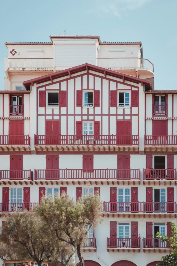 Baski arhitektuur Biarritzis – punaste aknaluukidega traditsiooniline hoone