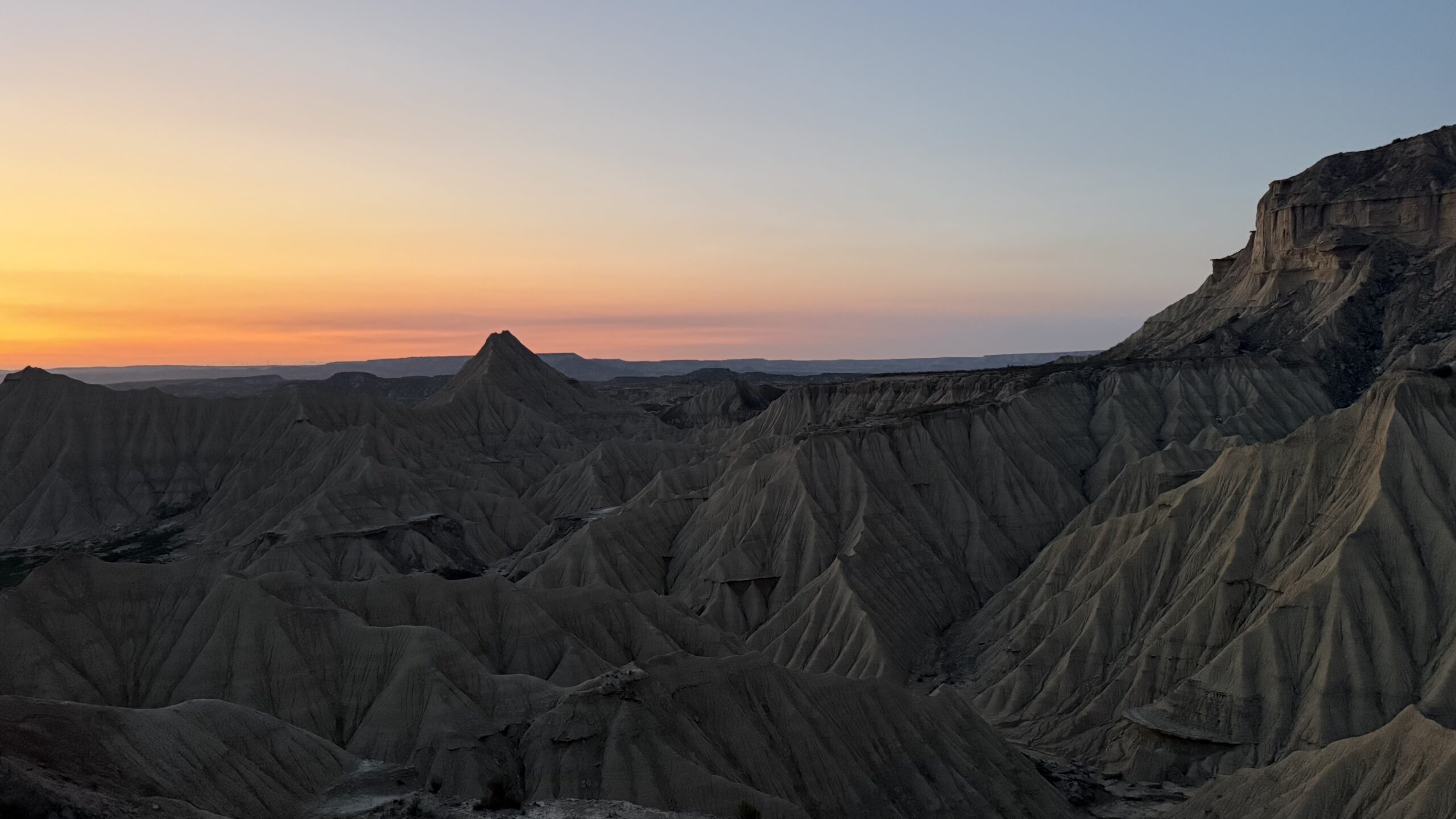 Bardenas Reales maastiku panoraamvaade päikeseloojangul