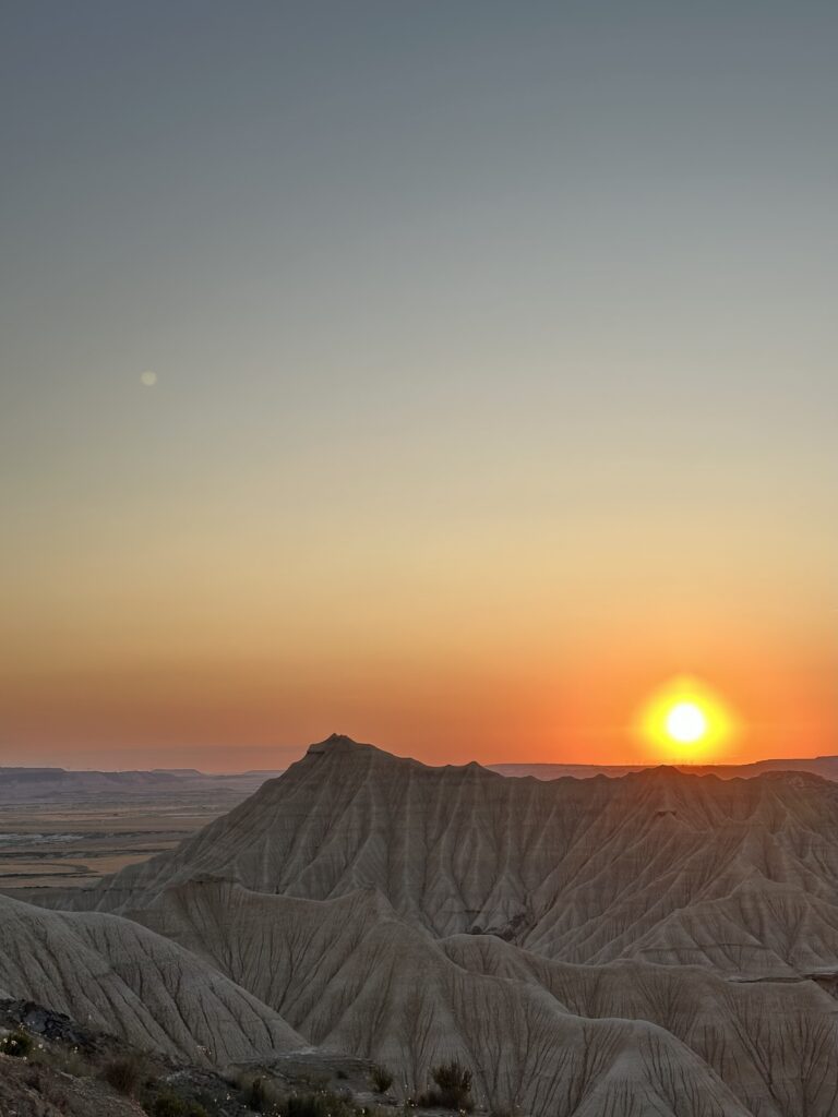 Päikeseloojang Bardenas Reales kõrbes Hispaanias