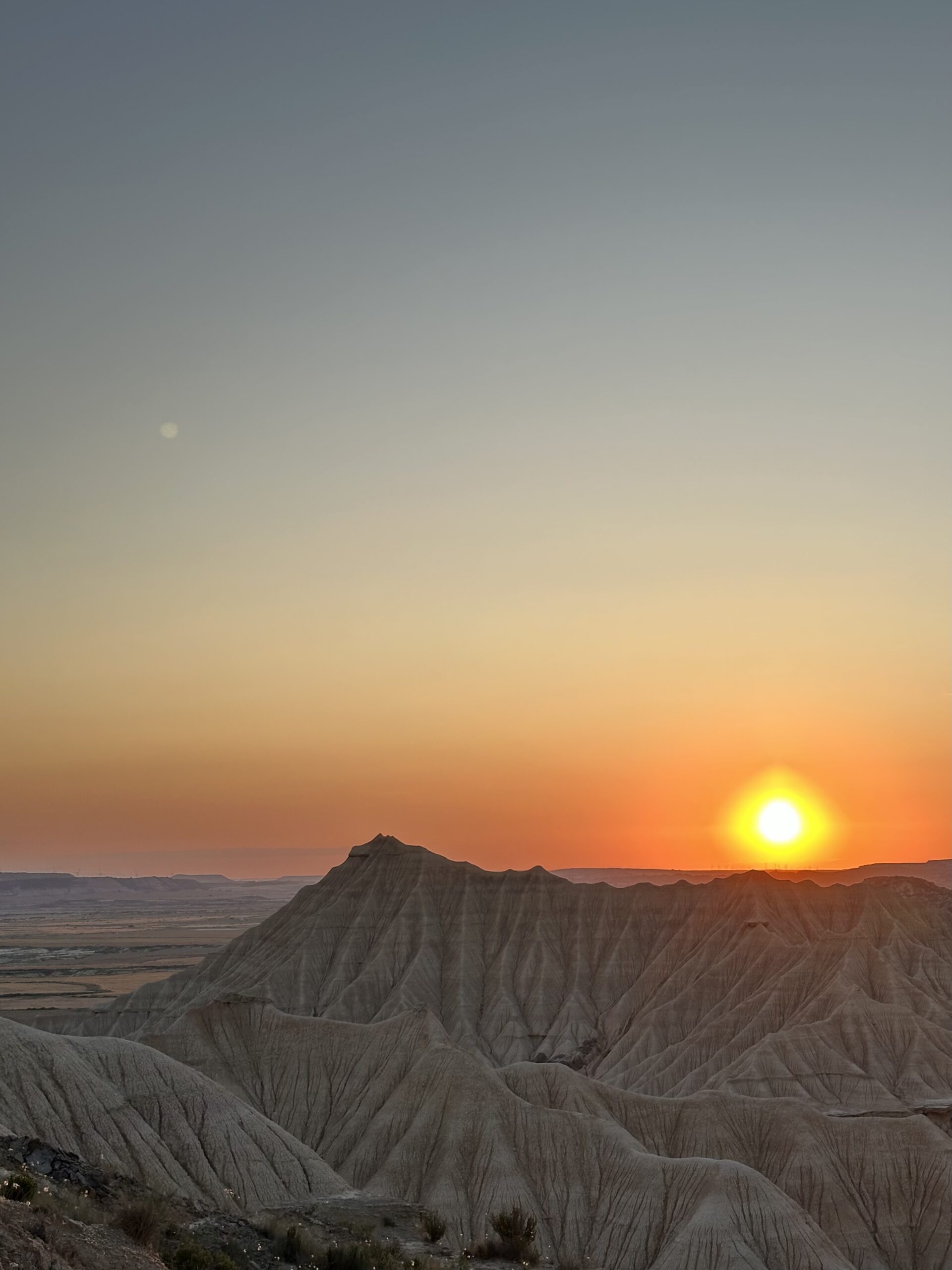 Päikeseloojang Bardenas Reales kõrbes Hispaanias