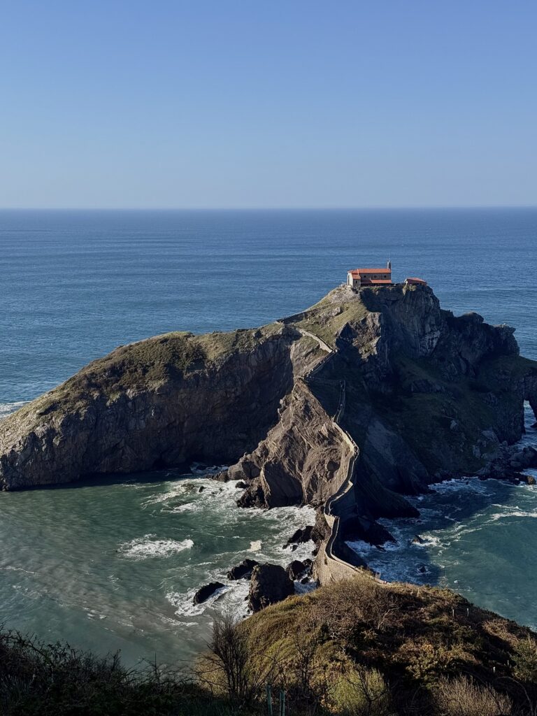 Gaztelugatxe 241 trepiastmega kivisild merel Baskimaal, dramaatiline rannik