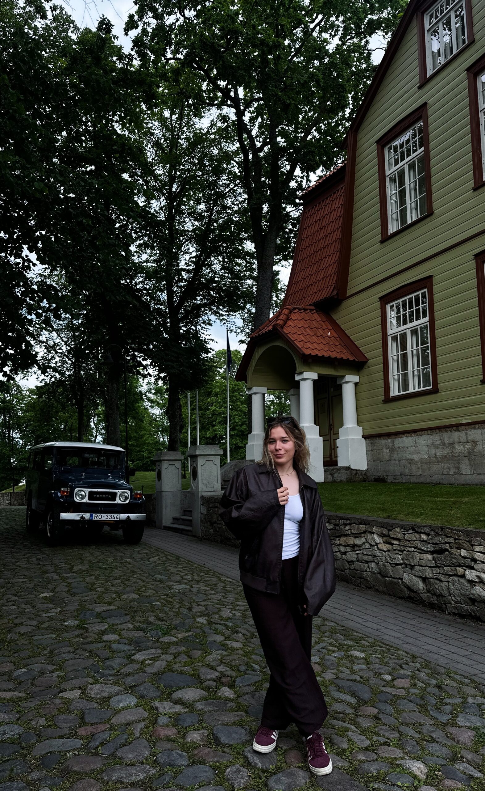Museumist blogija hoone ees