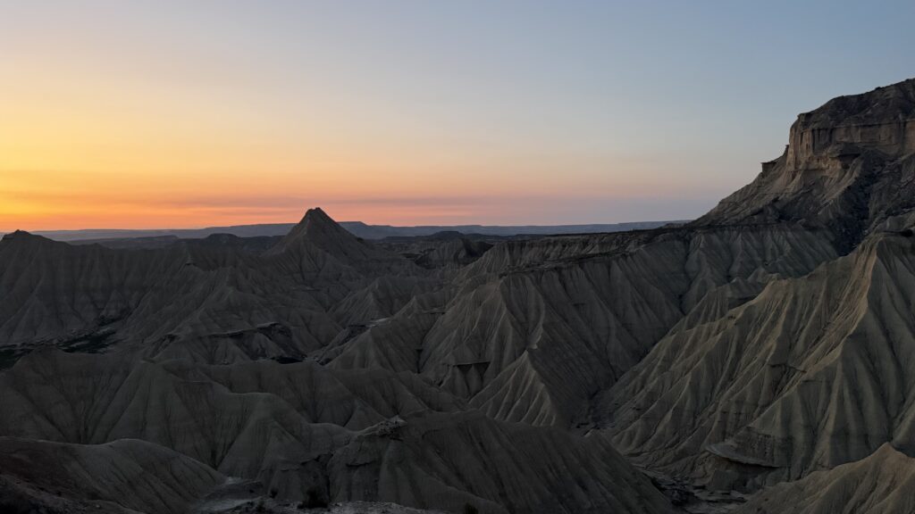 Bardenas Reales Hispaania kõrb päikeseloojangu valguses, Marsi-laadne maastik