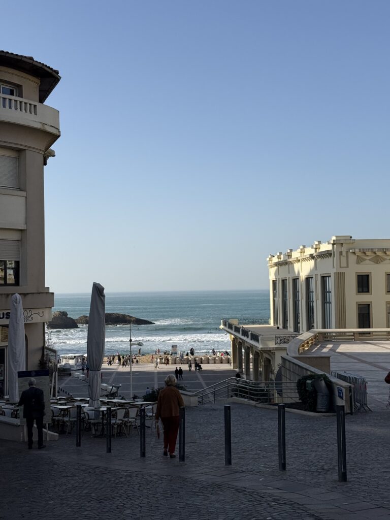 Biarritz rannajoone vaade surfaritega