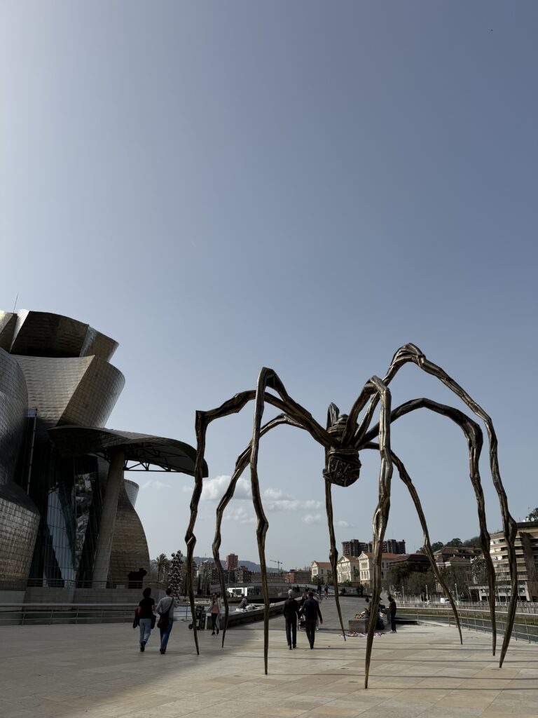 Bilbao Guggenheim muuseumi titaanikiht päevavalguses, Frank Gehry arhitektuur