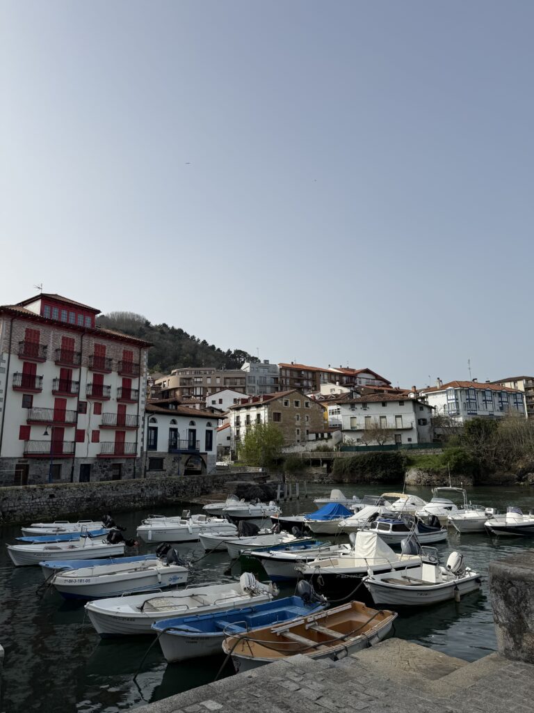 Mundaka surfipealinn Baskimaal, maailmakuulus vasaksoolaine