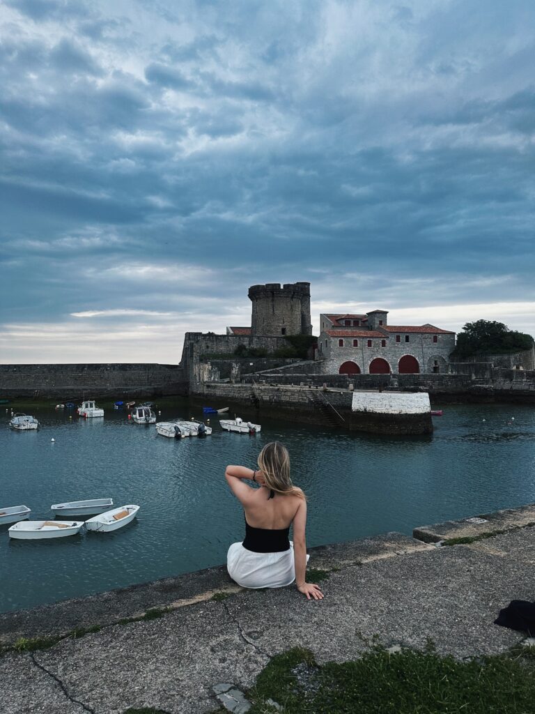 Saint-Jean-de-Luz kaldapealne ja värvilised baskimajad