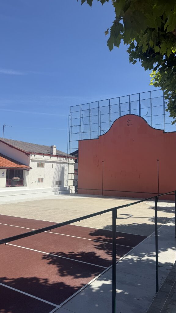 Players on the Guéthary fronton playing Basque cesta punta