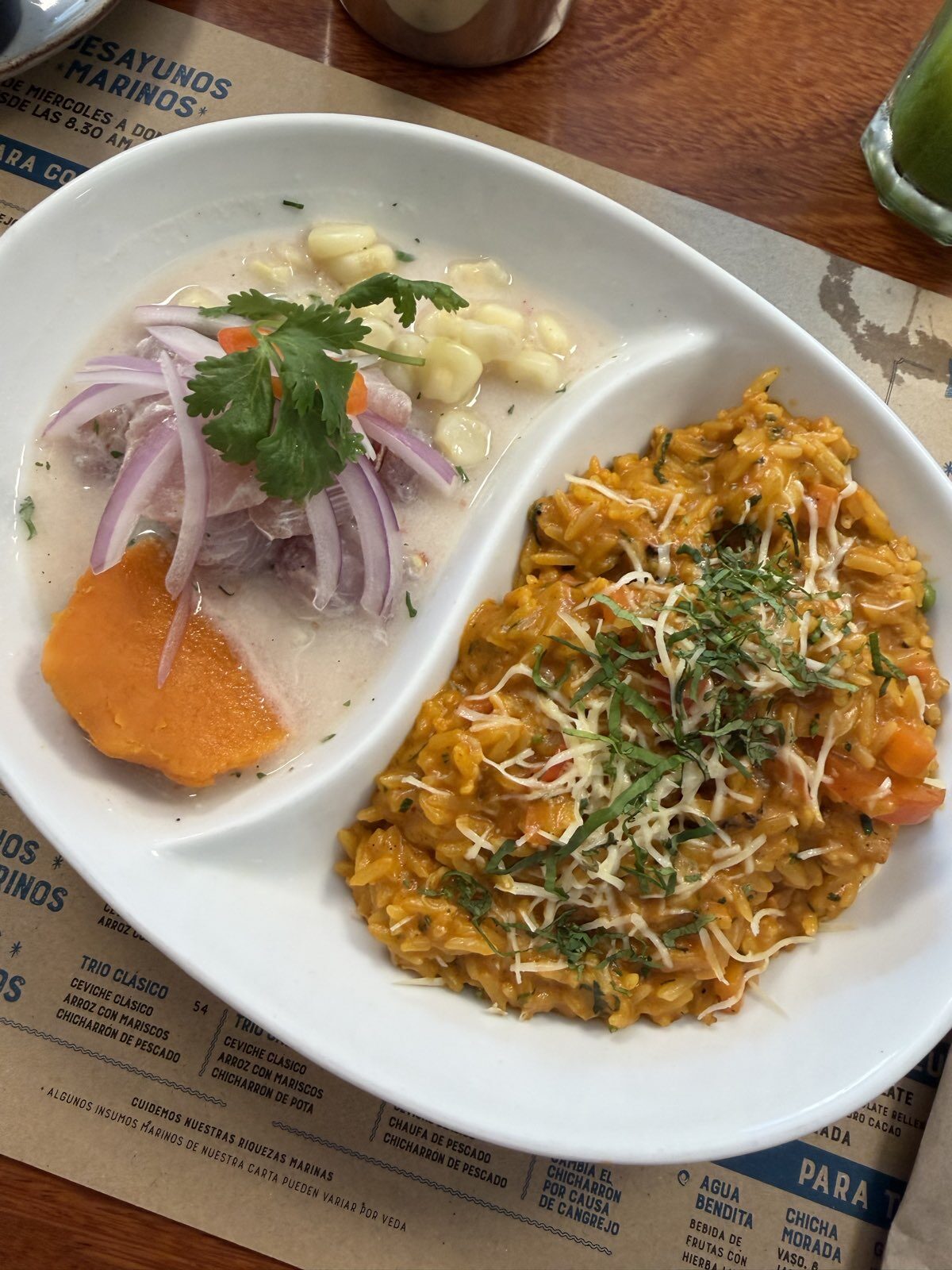 Ceviche ja arroz con mariscos jaetulla lautasella