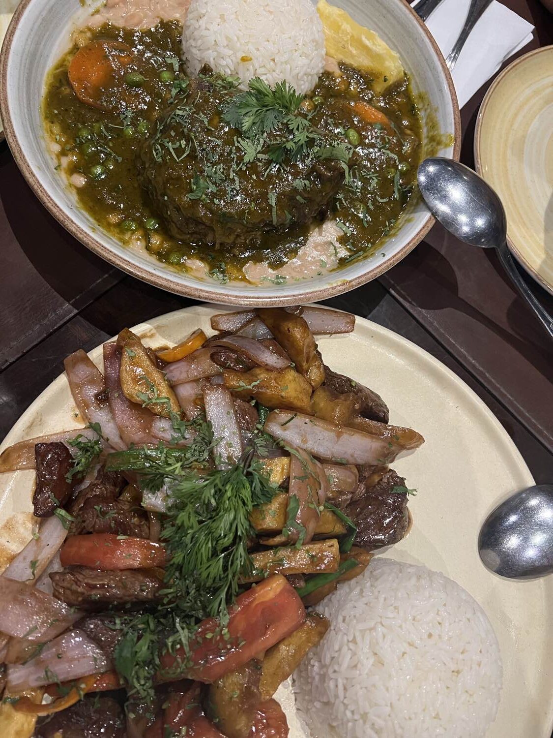 Lomo saltado ja vihreäkastikkeinen pata riisin kanssa