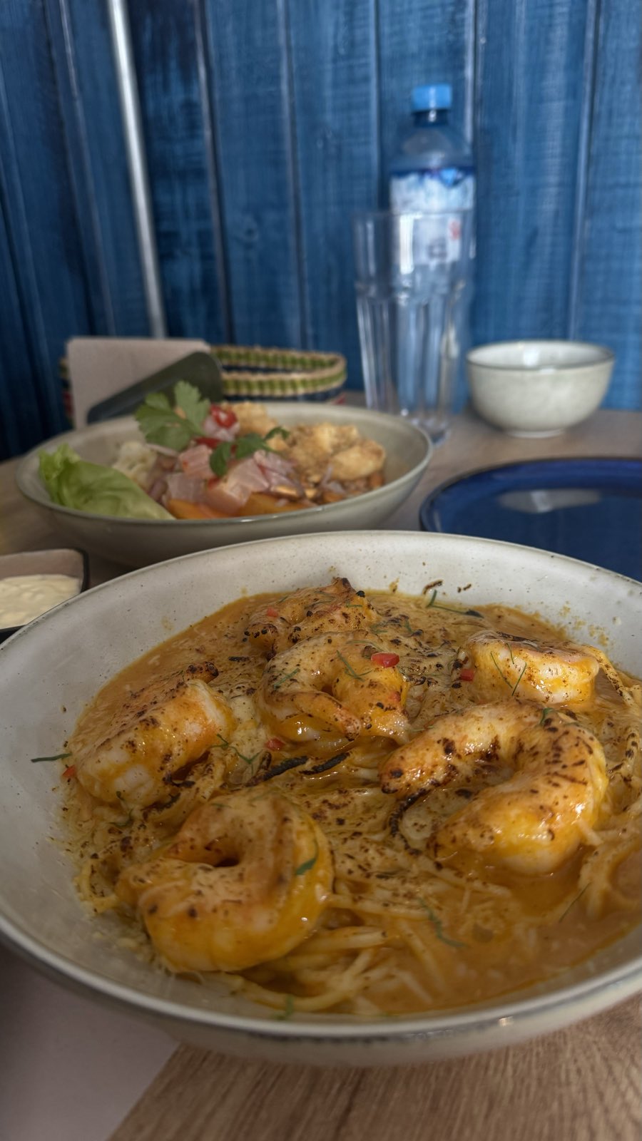Perulaisia katkarapuja kastikkeessa, takana ceviche-kulho
