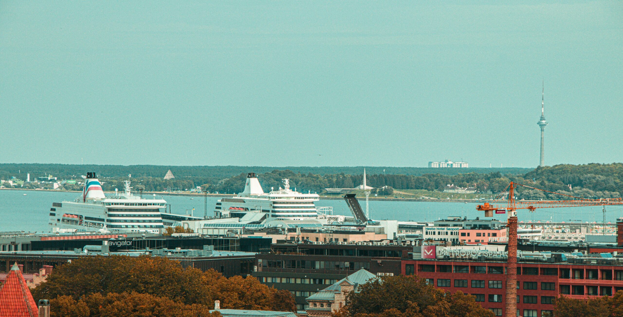 Laevad Tallinna merepäevadel mere ääres