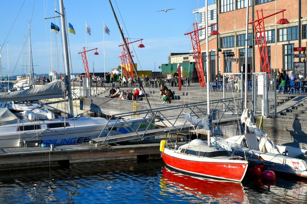Rahvas ja laevad Tallinna merepäevadel sadamas