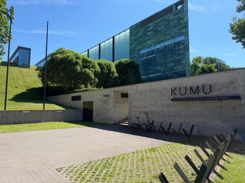 Kumu kunstimuuseumi kaarjas fassaad Kadriorus Tallinnas