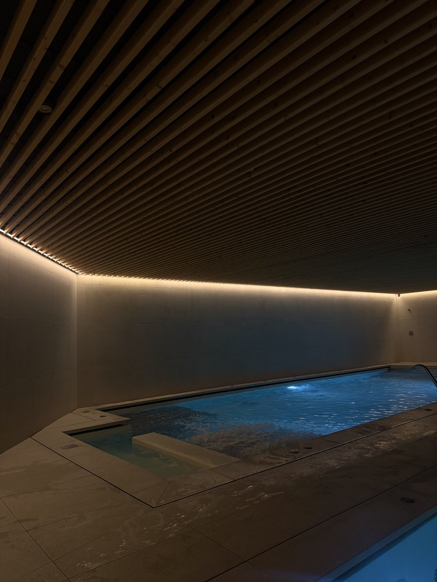 Magnesium salt pool with hydromassage jets at Arima Foresta Wellness spa in San Sebastián
