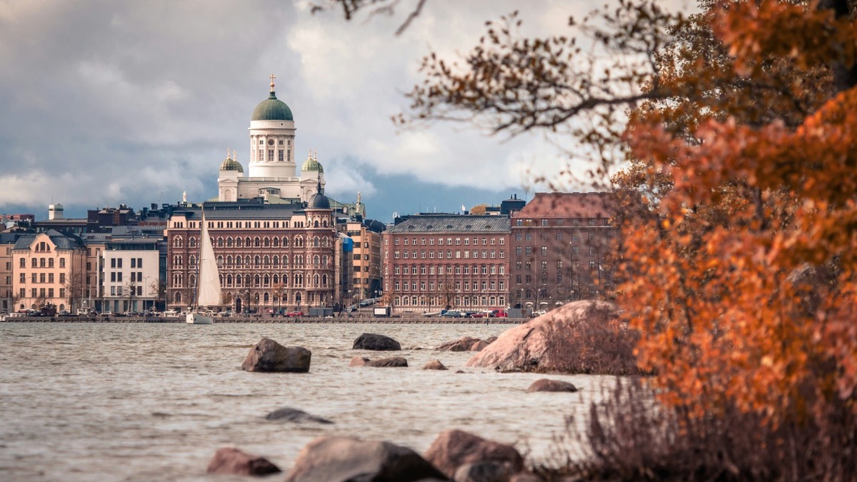 Helsingi toomkirik ja rannaäärsed majad sügisel üle mere, Halloween Helsingis 2026