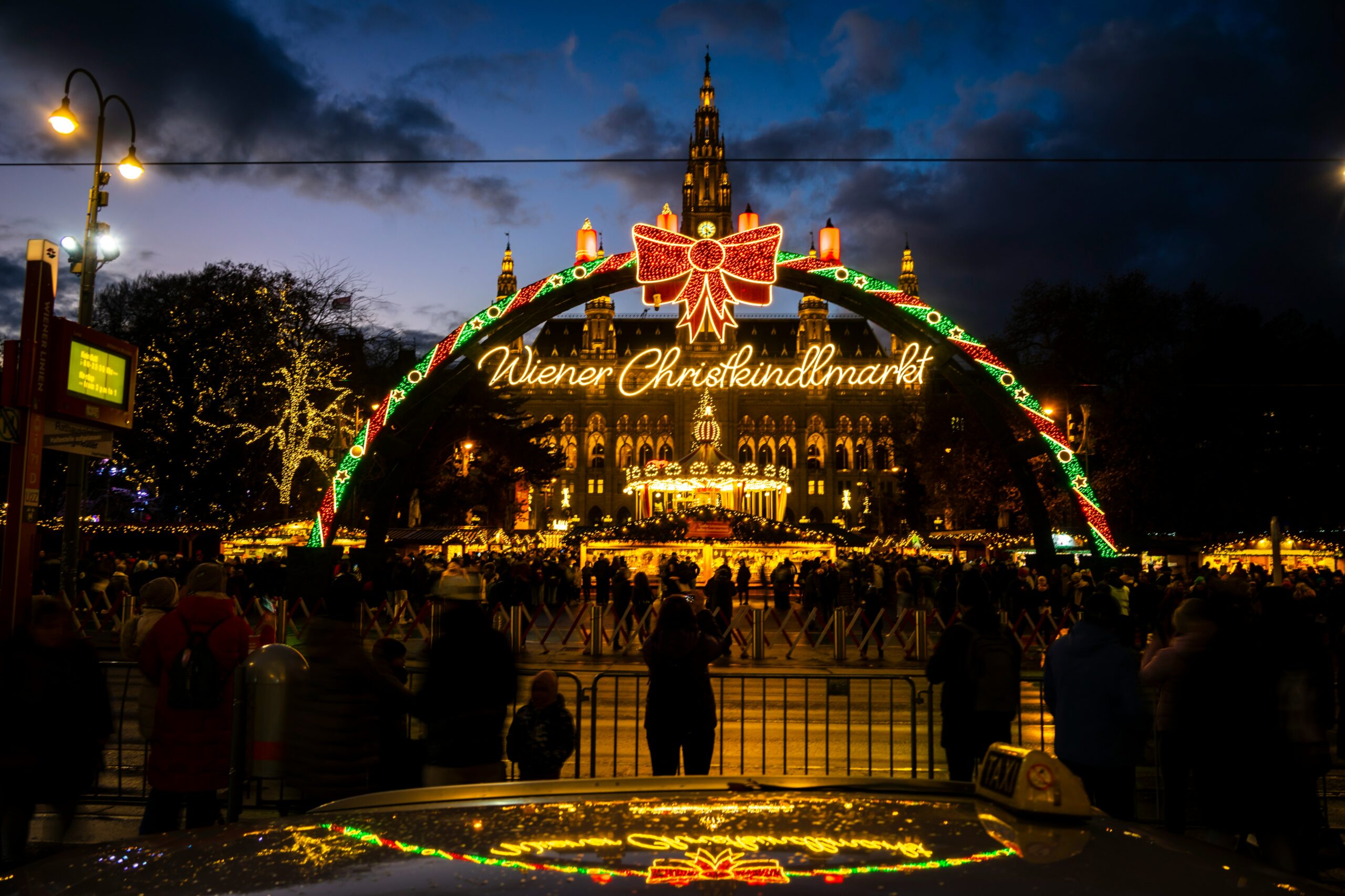 Wiener Christkindlmarkt valgustatud sissepääsukaar Viini raekoja ees
