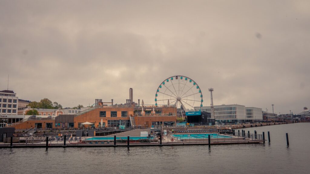 Allas Sea Pool ja SkyWheel Helsingi Kauppatori ääres