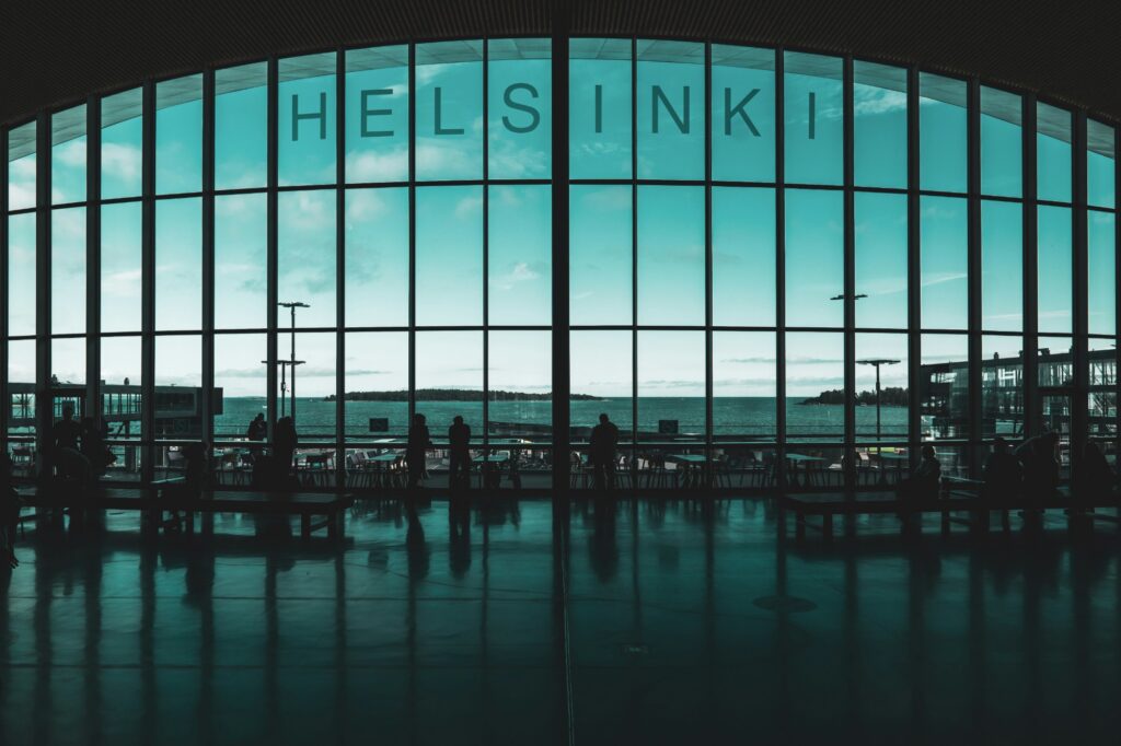 Helsingi laevaterminali aken kirjaga HELSINKI, taga meri