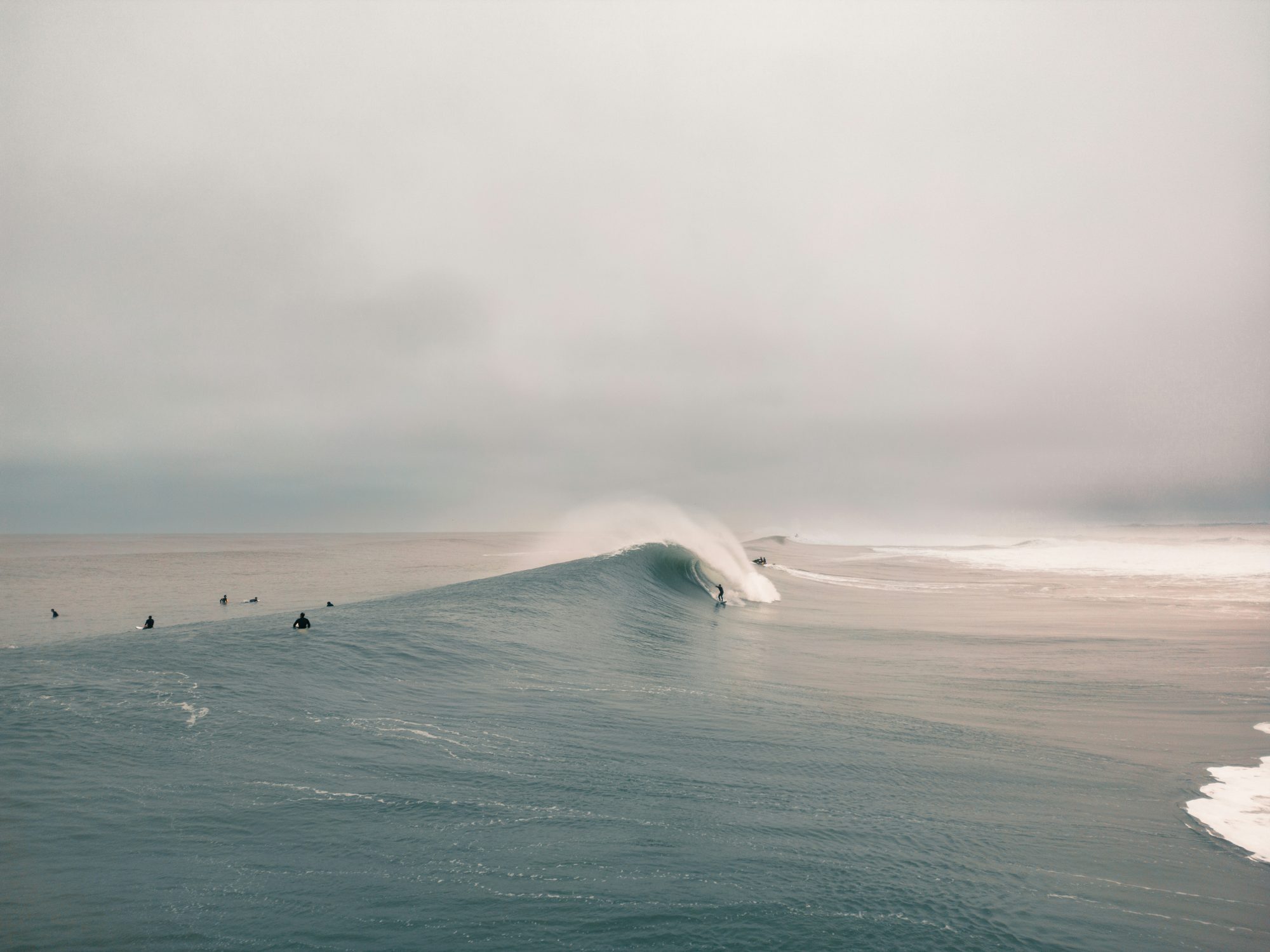 Hossegor: suur laine ja surfarid udus ookeanil