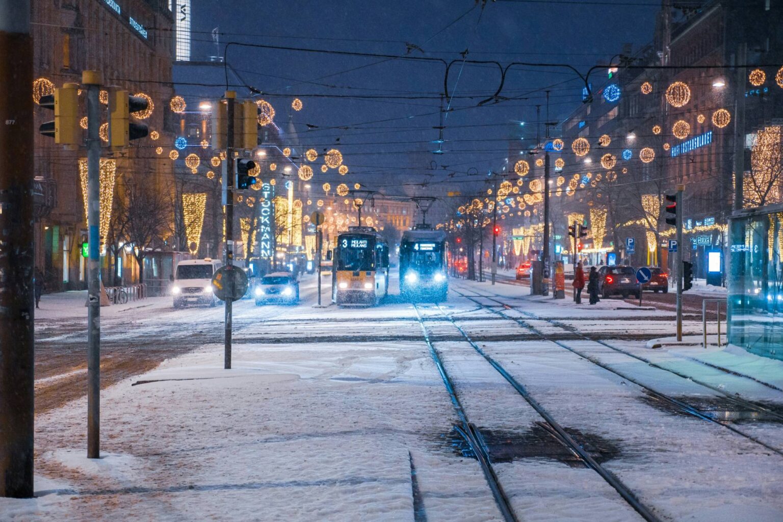 Uusaasta Helsingis 2026: trammid Mannerheimintiel lumesajus jõulutulede all