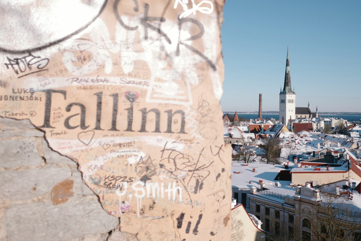 Uusaasta Tallinnas 2026: vaade Toompea vaateplatvormilt lumistele katustele ja Olevistele