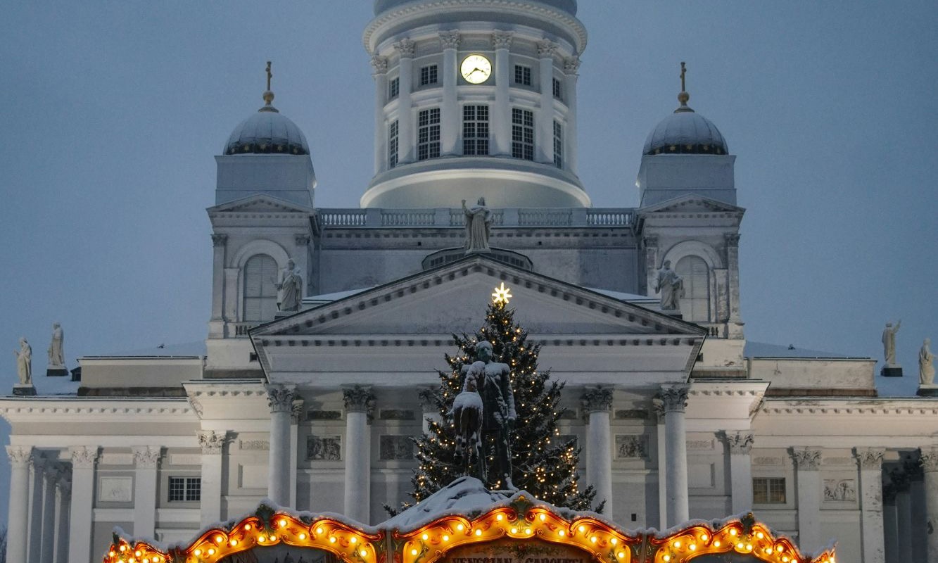 Jõulud Soomes 2026: Tuomaan Markkinat karussell ja Helsingi toomkirik lumes