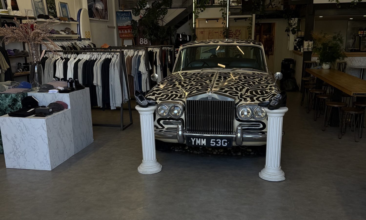 Hossegori outletid: Wasted Talenti pood sebramustrilise Rolls-Royce'iga